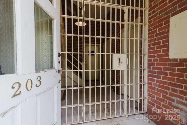 Building Photo - 203 W Liberty St