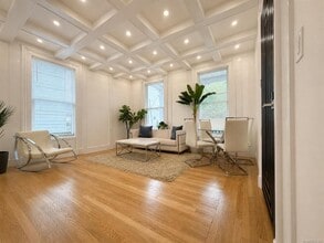 Building Photo - 492 Lombard St