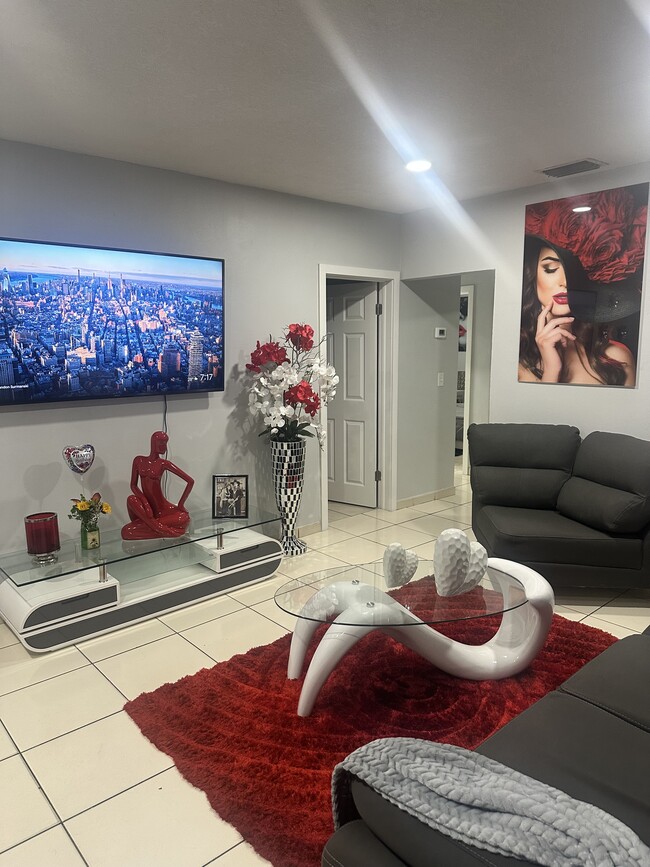 Foto del edificio - 5015 E 1st Ct