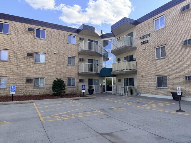 Foto del edificio - Beautiful 1-bed, 1-bath condo in Roseville