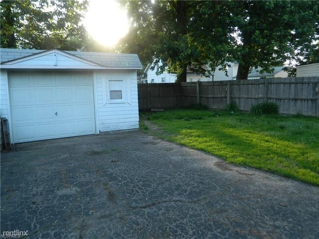 Building Photo - 1246 E 343rd St