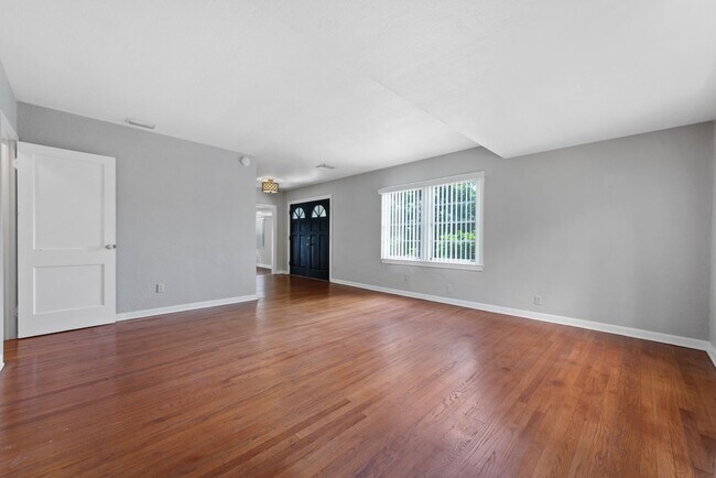 Foto del edificio - Updated 3/2 House with Bonus Room in Lake ...