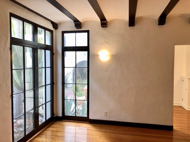 Building Photo - 360 N Sycamore Ave