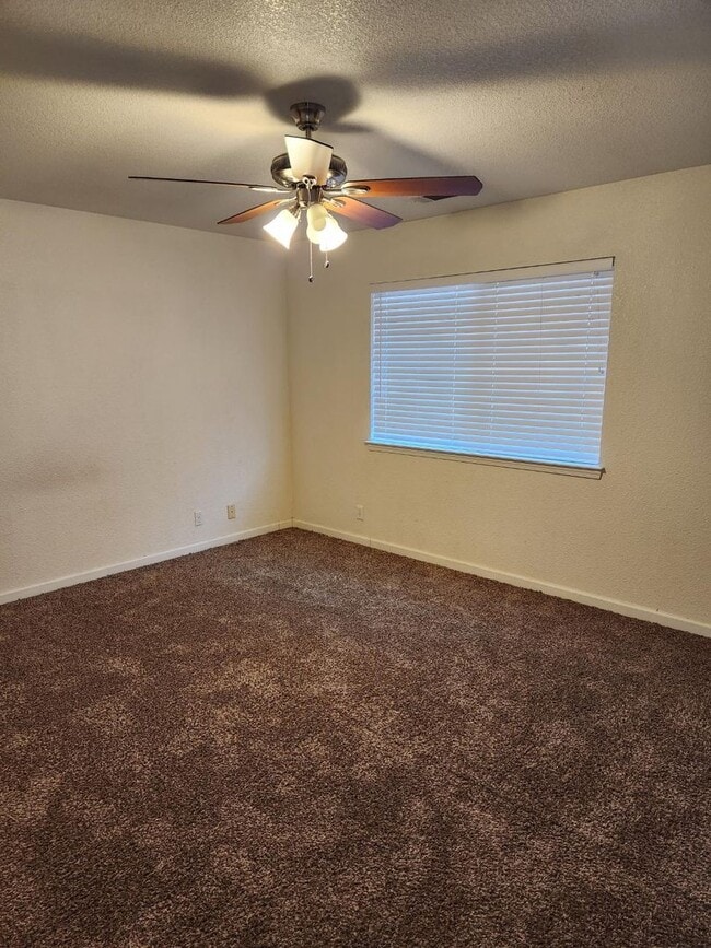 Building Photo - Lovely 2 Bedrooms 1.5 Bathrooms townhouse