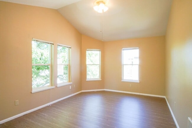 Building Photo - Totally Updated 2-Bed with Vaulted Ceiling...