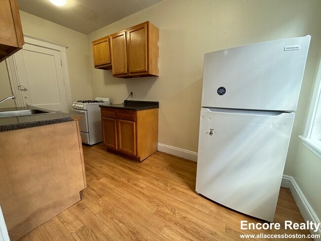 Building Photo - 462 Park Dr