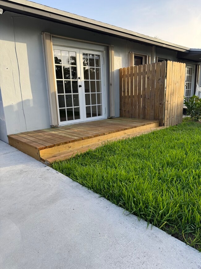 Entry - 10455 SW 46th St