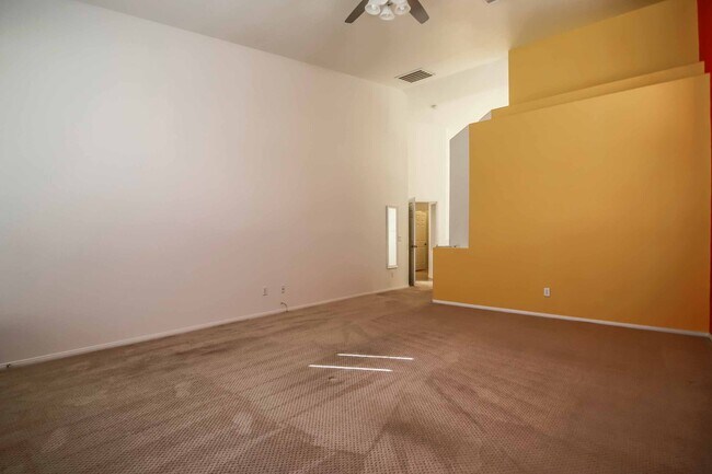 Building Photo - SPACIOUS SINGLE STORY HOME!