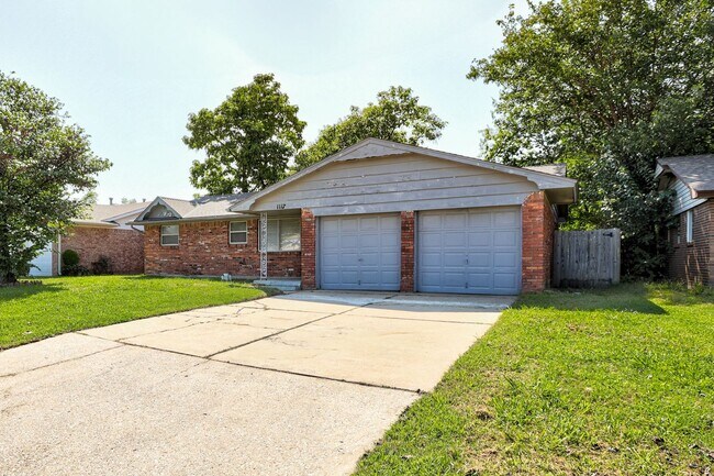 Building Photo - 3 Bedroom in the Heart of Moore with a storm shelter!