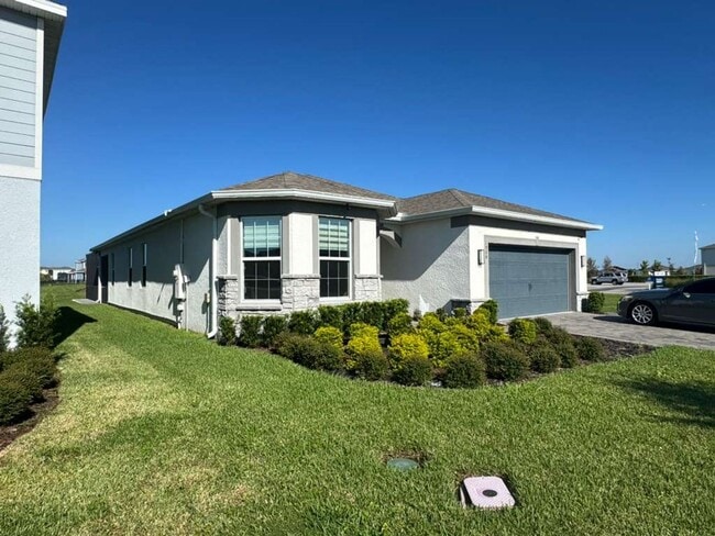 Foto del edificio - Modern 3-Bedroom Home with Pool and Lake View