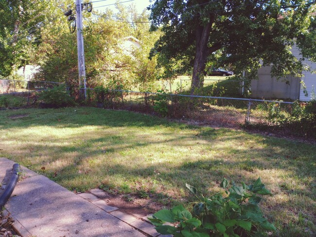 Building Photo - Darling 3 Bedroom Ranch with Fully Fenced ...
