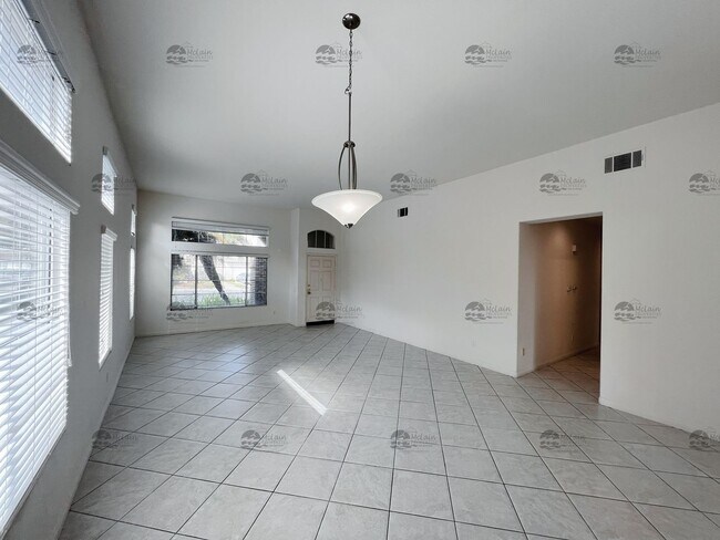 Building Photo - Single story 3Bd/1BA With Panoramic Views!