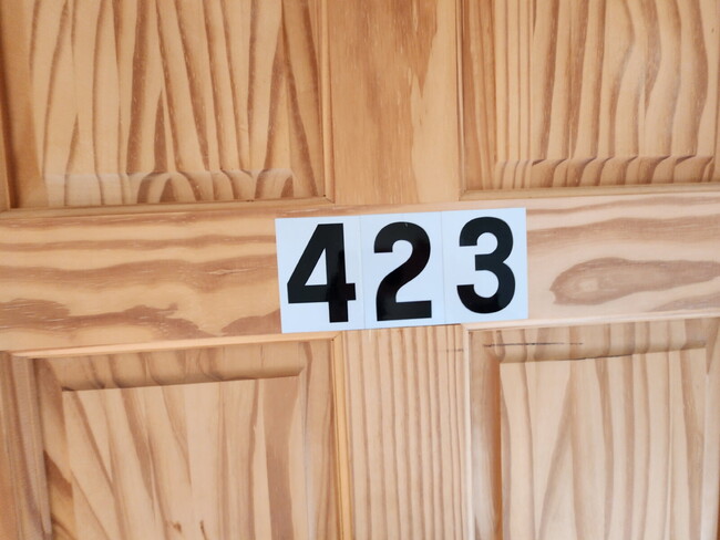 Building Photo - Updated Lower Level Apartment - Kimberly