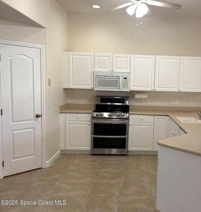 Foto del edificio - 791 Sunset Lakes Dr