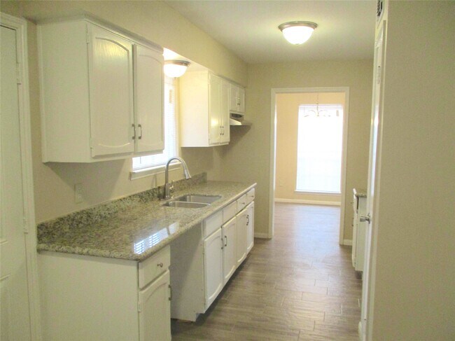 Foto del edificio - 5506 Deep Forest Dr