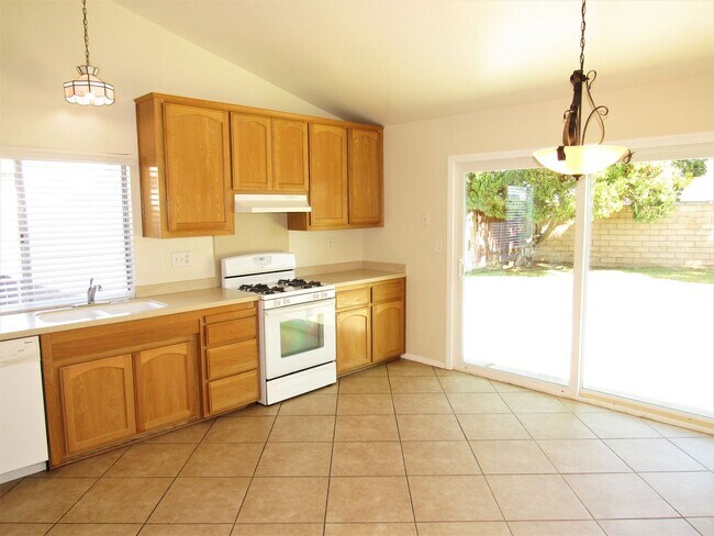 Foto del edificio - Spacious and Well Maintained 3 Bedroom 2 Bath single Family Home in The City of Riverside