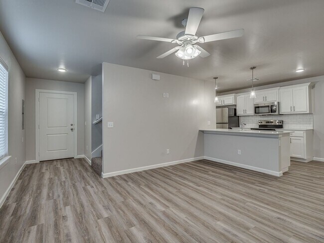 Foto del edificio - Spacious 4 Bedroom 2 Bath Duplex in Oakdale Schools - Lawn Care Included