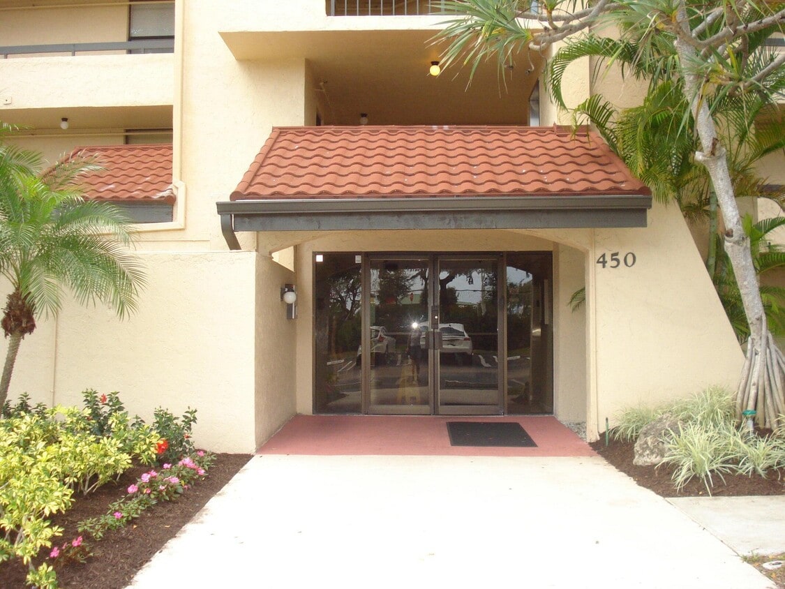 Primary Photo - 450 Egret Cir