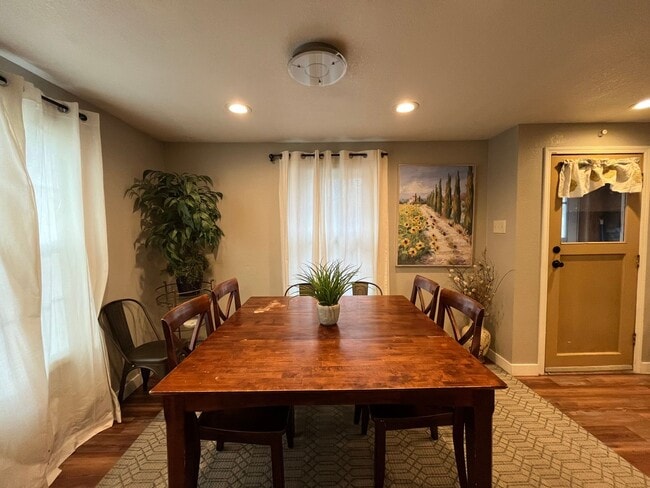 Building Photo - Move-in Ready 3 Bedroom Downtown Home