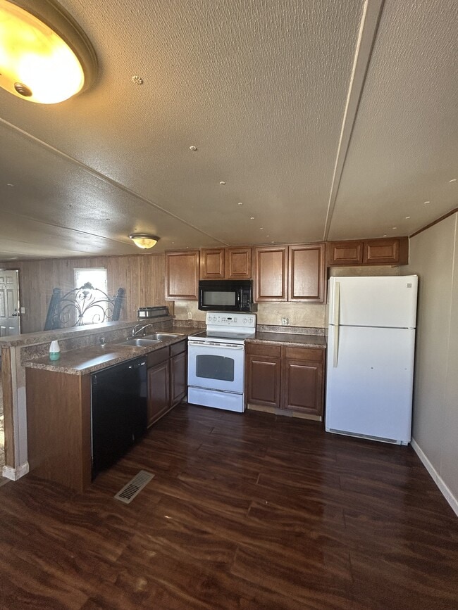 Building Photo - 218 Tyler St