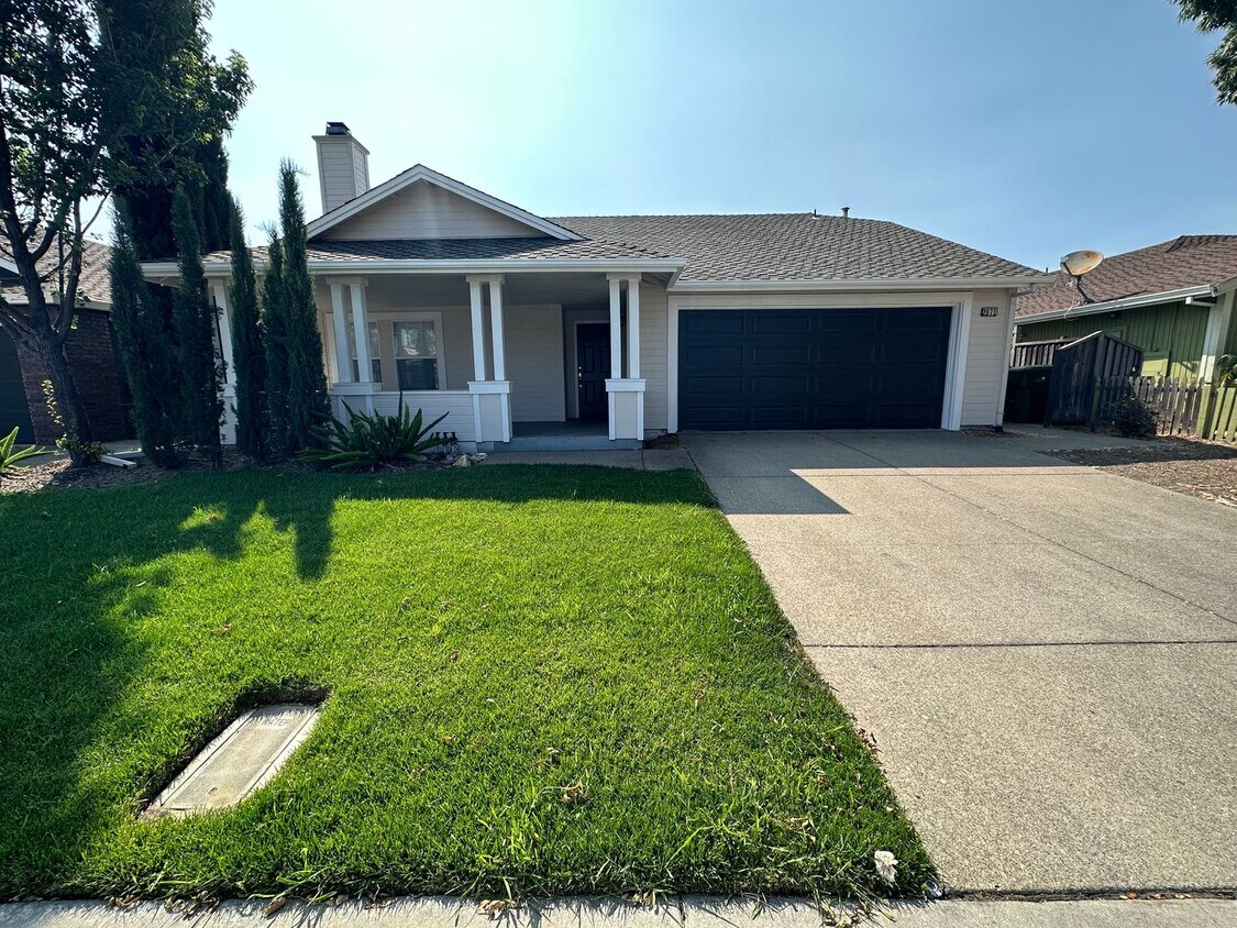Primary Photo - Beautiful Single Story 4 Bedroom 2 Bath Br...