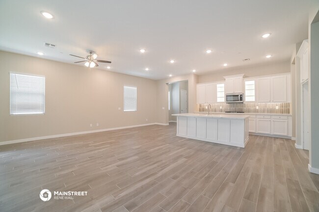 Building Photo - 14033 W Desert Flower Dr