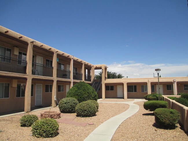 Foto del edificio - El Pueblo Apartments