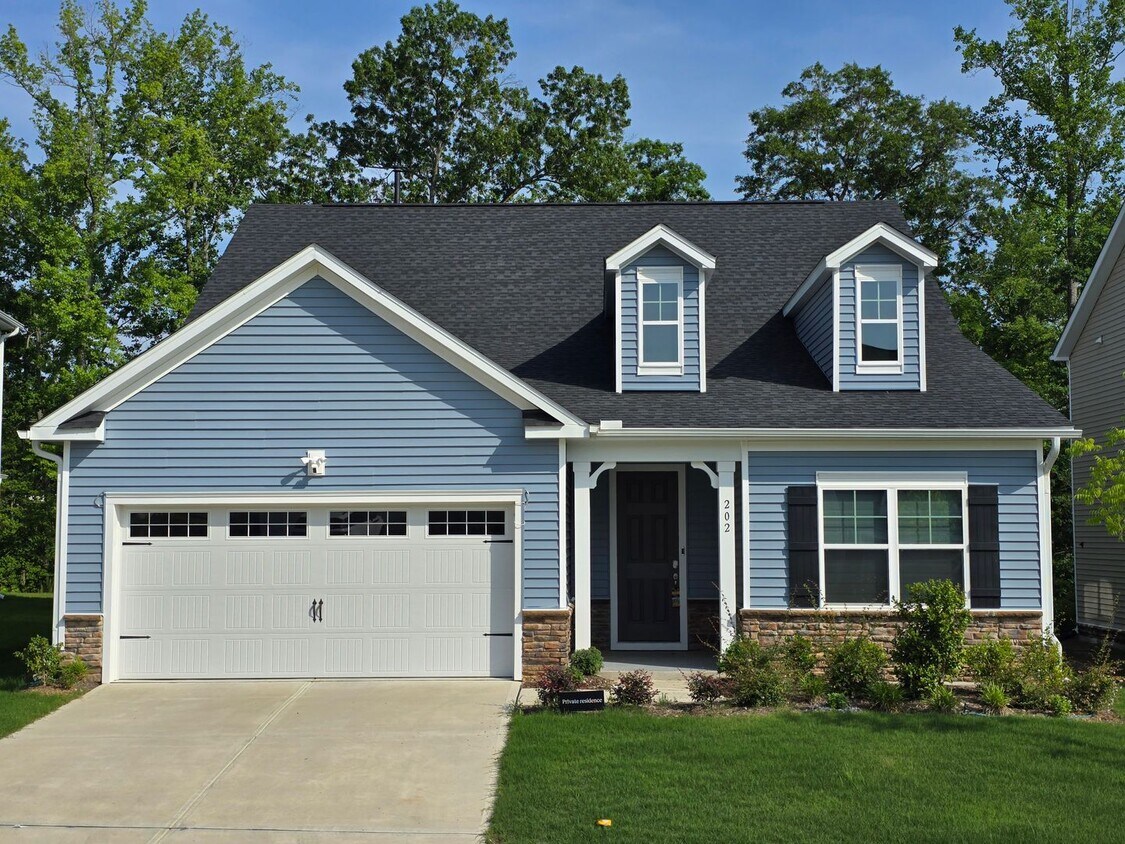 Foto principal - 4 spacious bedrooms and 3 full bathrooms a...