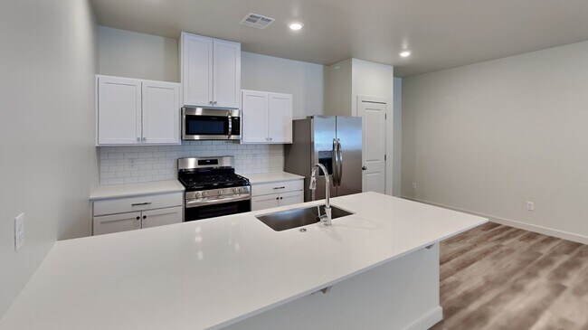 Foto del edificio - Luxury 3 Bedroom 2 Bathroom Duplex in Beth...