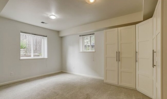 Building Photo - 125 Mineola Ct
