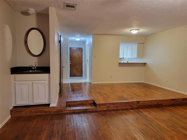 Foto del edificio - 6646 E Lovers Ln
