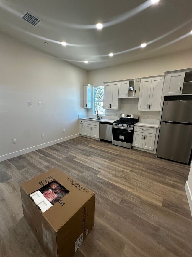 Photo - 1015 W 21st St Apartment