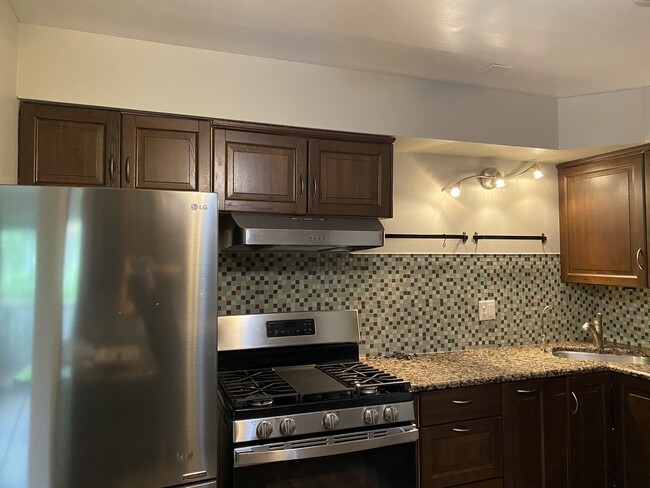 Kitchen - 10 Parkside Ct