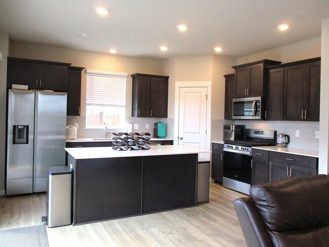 Building Photo - 5-Bedroom Home in Stetson Heights Backing to Greenbelt