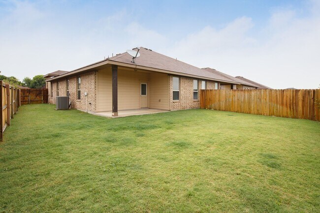 Foto del edificio - LUXURY TOWNHOME LOCATED IN PECAN PARK, BAS...
