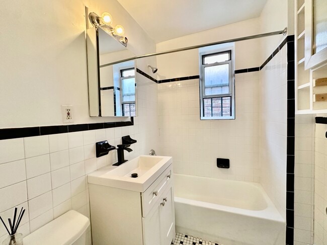 Building Photo - 216 W 102nd St