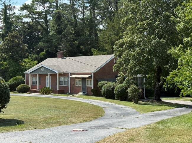 Building Photo - 998 Highland Cir SE