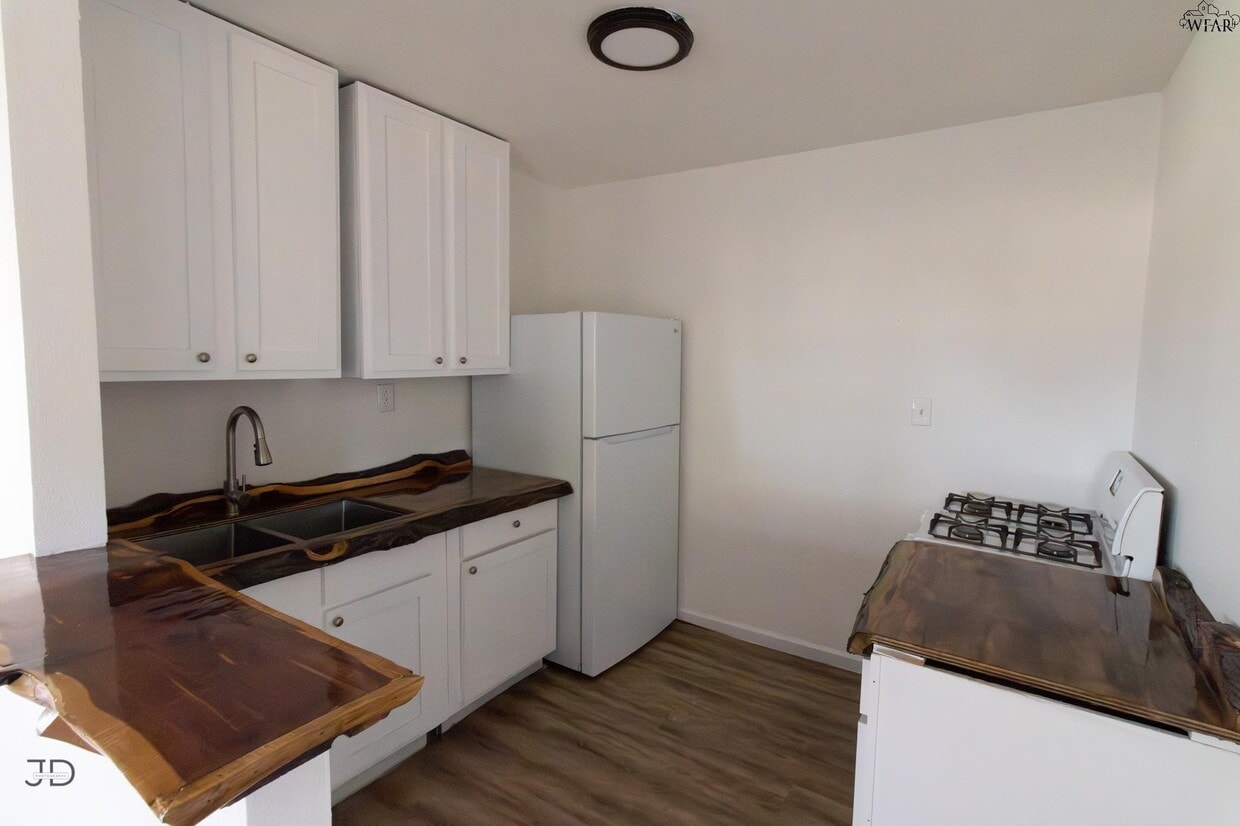 Building Photo - 674 Bell Rd S