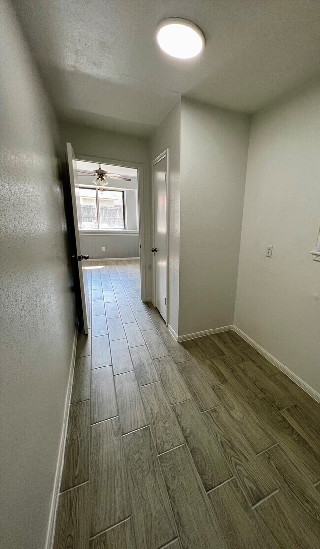 Foto del edificio - 4030 Thistledown Dr