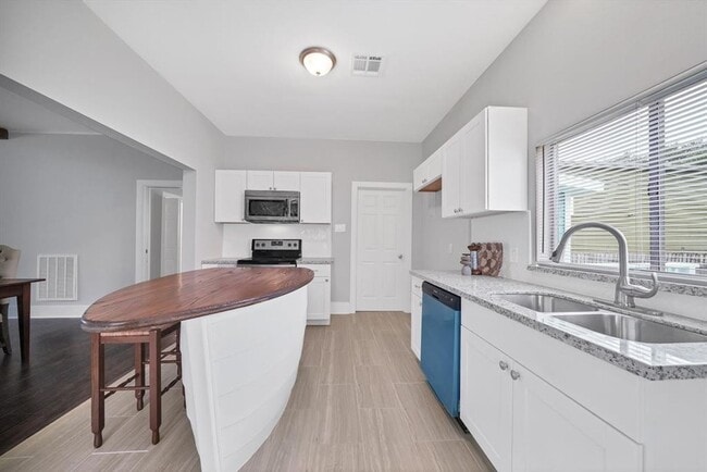 Photo - 2 Bedr/ 2 full bath Beautiful Home in Galv...