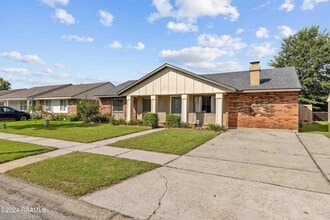 Building Photo - 303 Plaza Village Dr