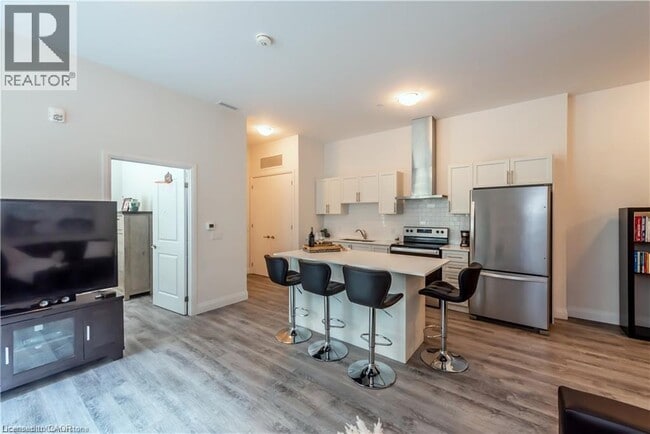 Building Photo - 1 Redfern Ave