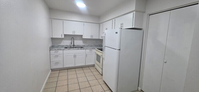 Foto del edificio - 2308 E Broadway Rd