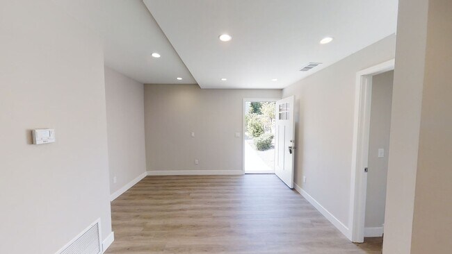 Building Photo - 3BD/1BA on 63rd!