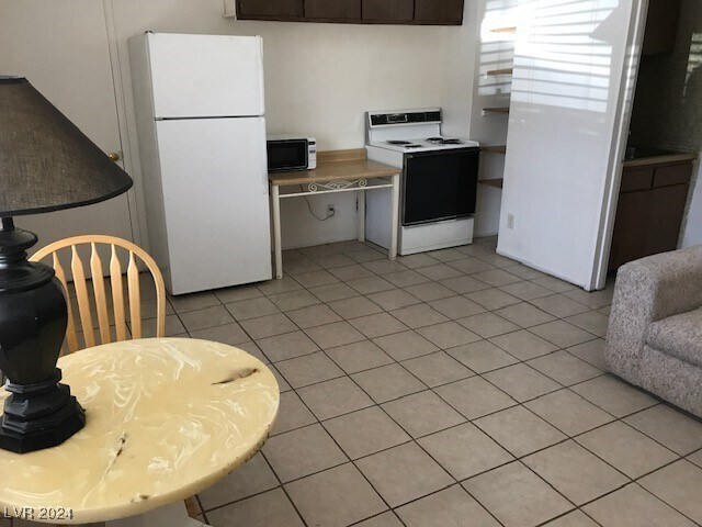 Building Photo - 470 E Naples Dr