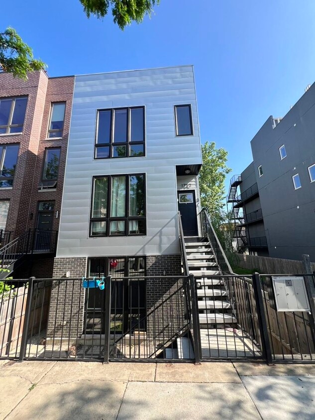 Primary Photo - 1752 W Cullerton St