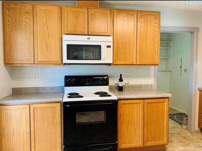 Building Photo - 1110 Ione Dr