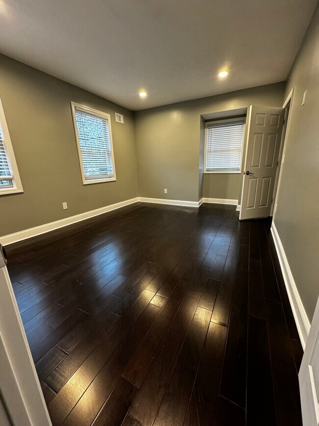 Building Photo - 211 Midway Ave