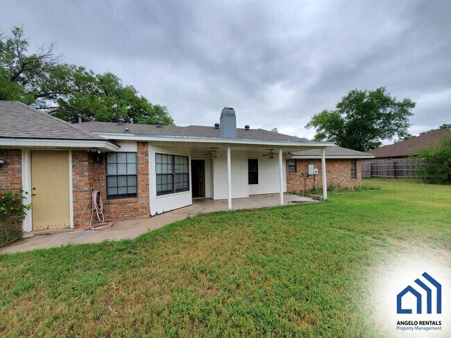 Foto del edificio - SPACIOUS Southland 4 bed/3 bath home avail...