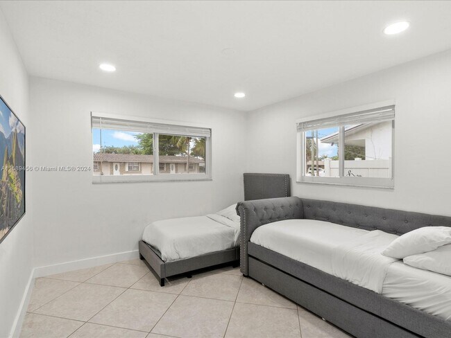 Foto del edificio - 5063 SW 27th Ave